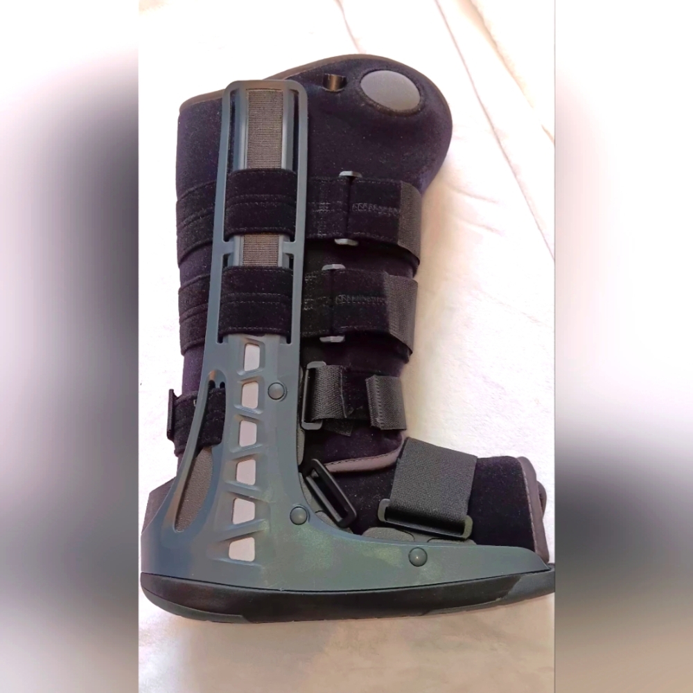 Donjoy Maxtrax Orthopedic Black Adjustable Walking Boot